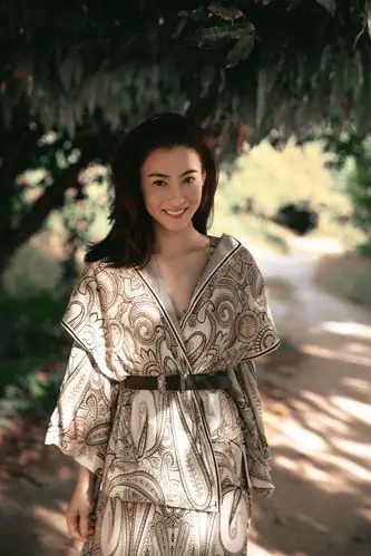 张柏芝是真会穿,身穿印花连衣裙,说减龄十岁都可以