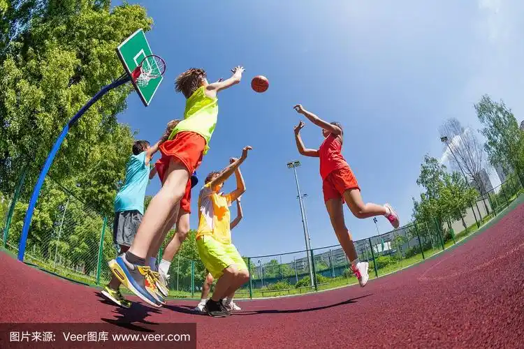 青少年打篮球的鱼眼观