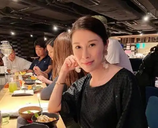 作为正式演员出演了很多经典剧集,但印象最深的是《古惑仔》中的方婷