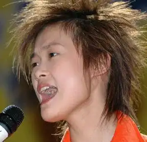 李宇春还代言了高露洁牙膏,看她那龋齿和牙菌斑.