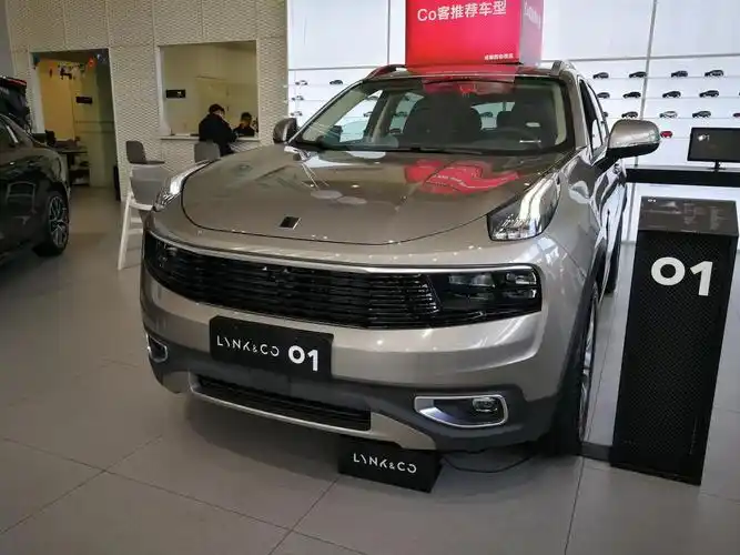 领克01出了一款火星金的颜色,今天抽空去4s店里看了一下,颜