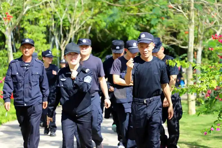 屯昌县公安局开展2020年全警实战大练兵新年登高活动