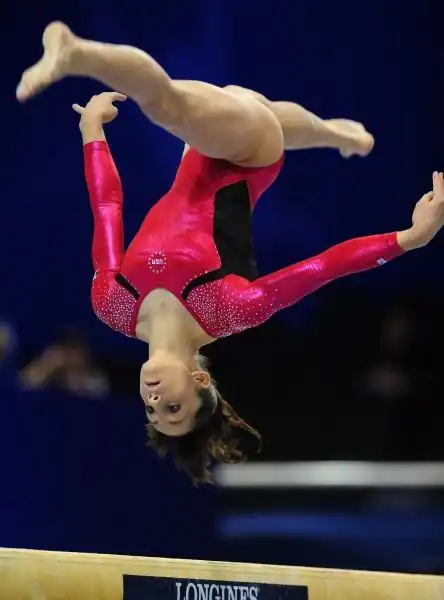 图文-女子全能决赛韦伯逆转摘金 韦伯平衡木比赛中