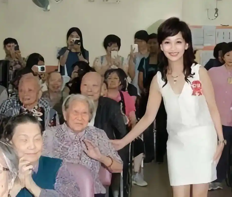 一次赵雅芝去养老院看望老人,养老院老人问赵雅芝:"大姑娘今年多少岁