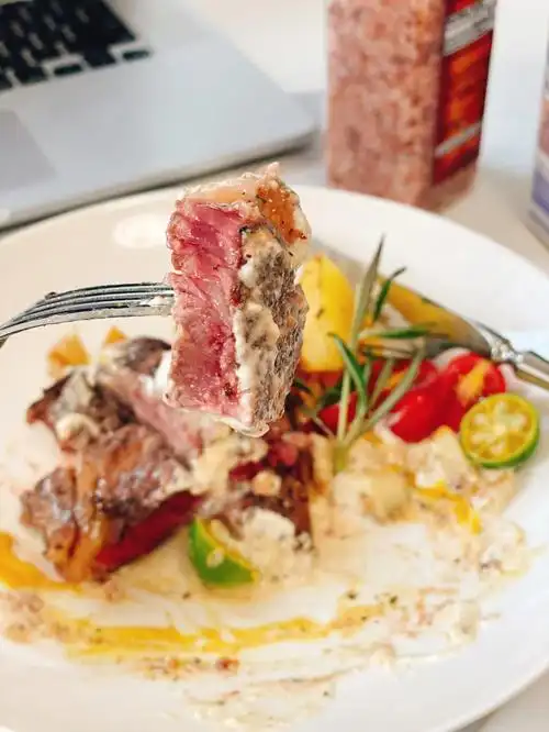 一个人在家吃个牛排09午餐原切肉眼牛排