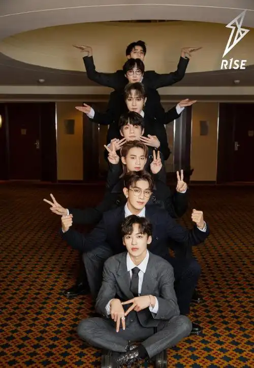 搞笑组合实锤!r1se晒叠叠乐合照回应只有一个座位