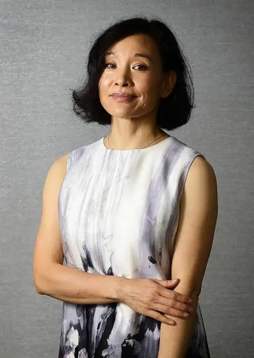 57岁陈冲拍时尚写真,居然素颜出镜!网友:气质依旧优雅迷人