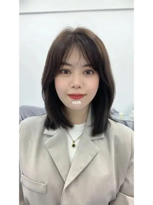 八字刘海齐肩发