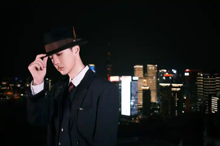 王一博戴黑色圆礼帽,西装,马甲,衬衫三件叠穿,层次分明……__财经头条