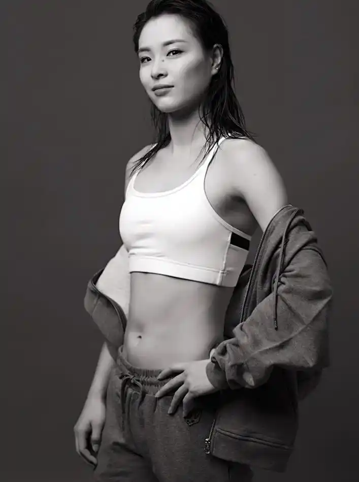 吴敏霞霸气黑白写真 眼神犀利藐视众生