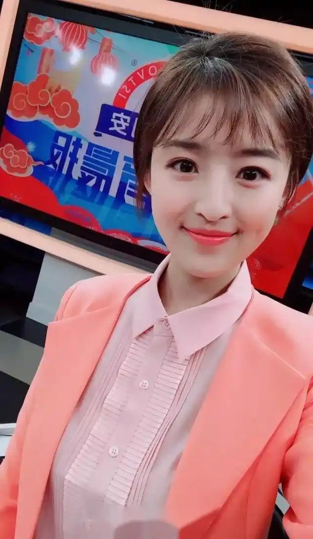 央视女主播杨茗茗惊艳俄罗斯世界杯