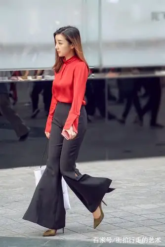 极品街拍 | 长腿喇叭裤高跟独特的气质