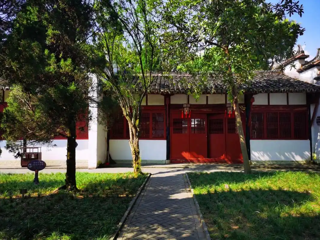 慕名到江西参观了鹅湖书院,此书院位于上饶市铅山县境内,在此曾有