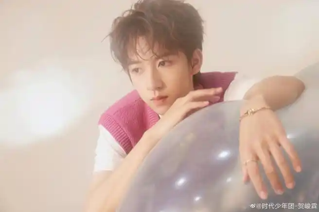 派写真#-#贺峻霖粉色马甲叠穿#今日份的小贺是朦朦胧胧 粉色系的小贺