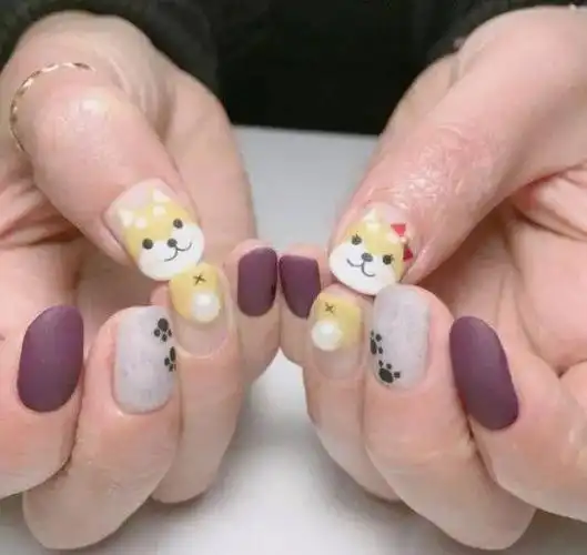 狗狗有关的元素点缀在指尖 即使图案丰富 只要配色简单也不会显得过于