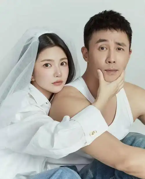 杜淳携妻女拍写真王灿妆容太浓惨变网红脸小蛋饺全程高冷萌翻