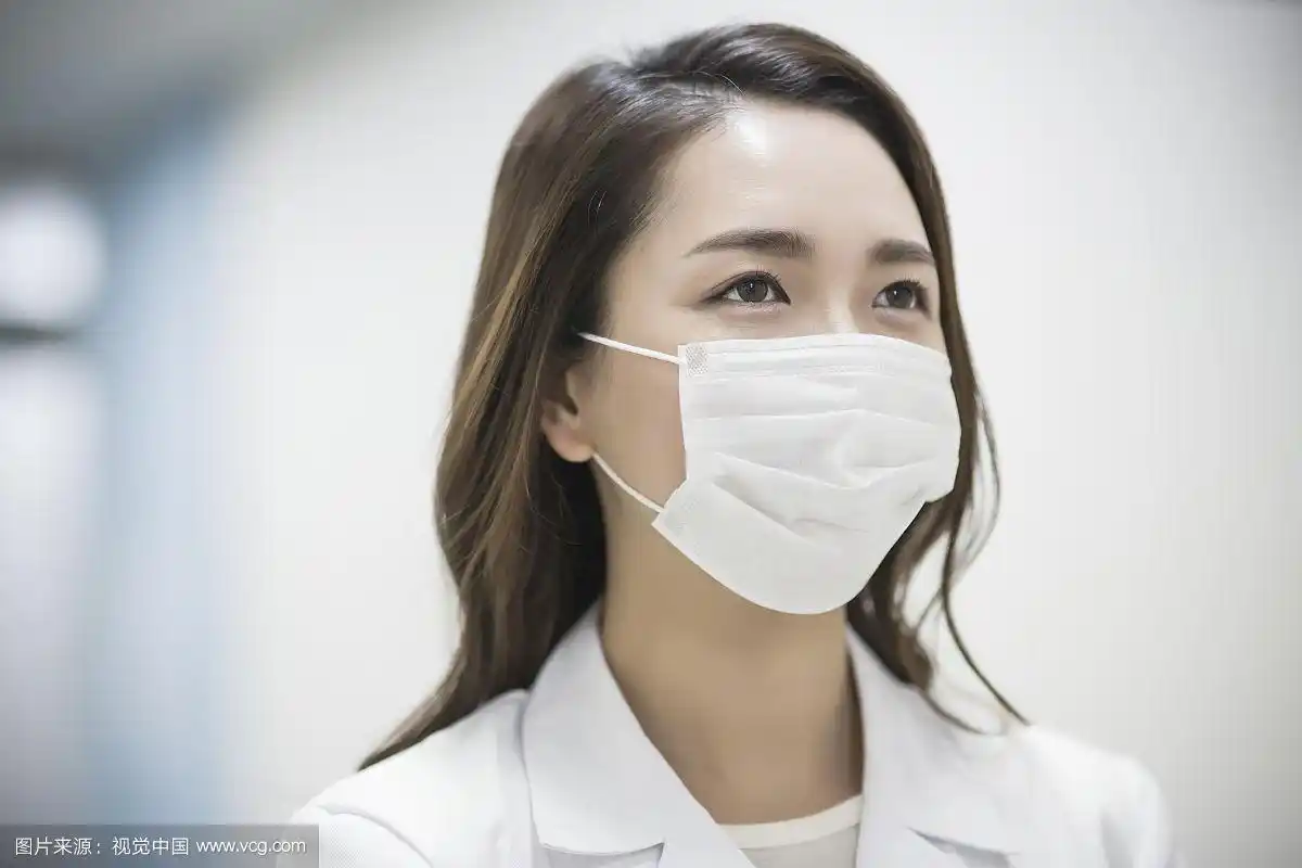 戴口罩的女医生