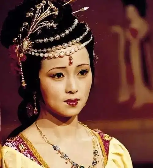 红楼梦中秦可卿究竟得的什么病使她卧床期间每日要换四五次衣裳