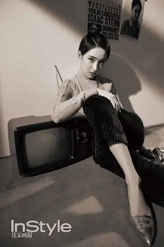 近日,新晋小花许芳铱为某时尚杂志拍摄的时装大片公