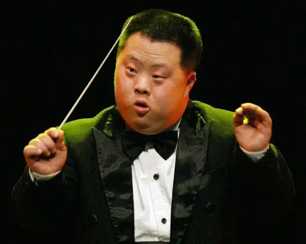 采取医疗,社会服务等综合措施,对患者进行长期的患者教育,培养弱智