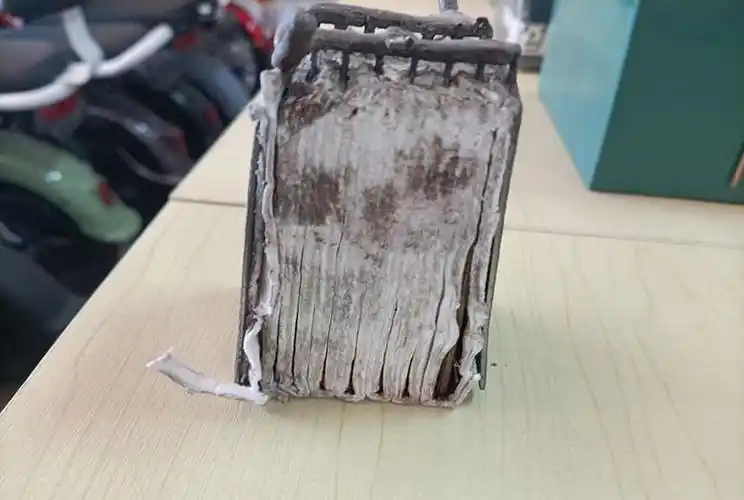 用脉冲修复去除硫化铅结晶后电池的极板是光滑的,正负极板会象新电池