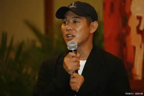 60岁李连杰回国拍广告,双眼突出面部僵硬,身体状况引人担忧