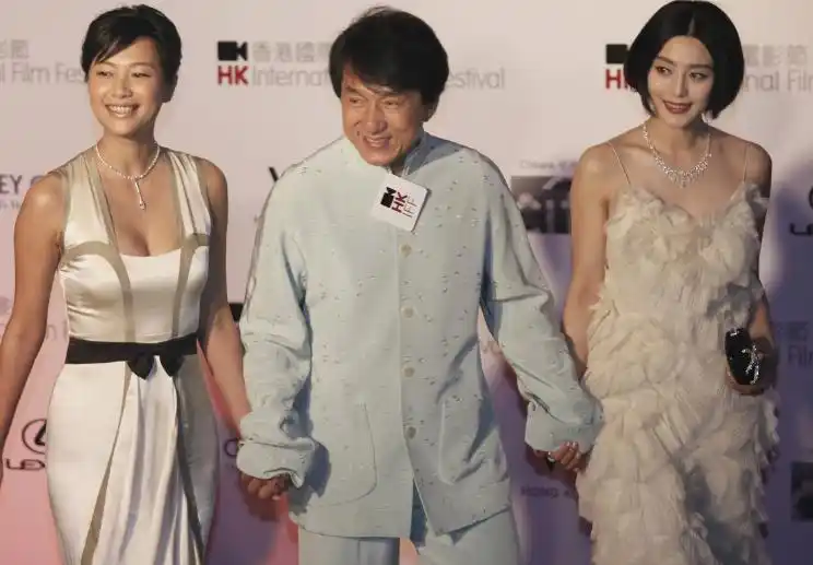 成龙和金喜善合影,动作亲昵,网友直呼:嘴巴放哪里!