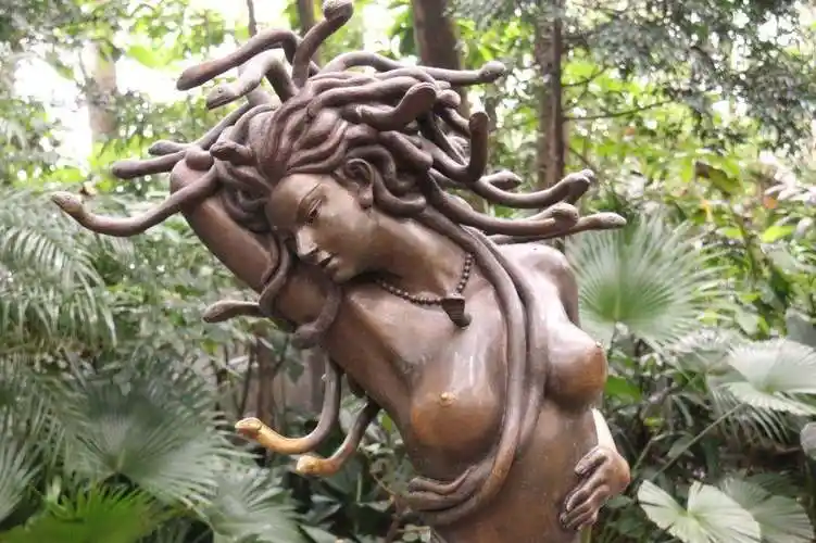 据说赫拉克勒斯从雅典娜处得到一撮美杜莎的蛇发,送给了刻甫斯的女儿