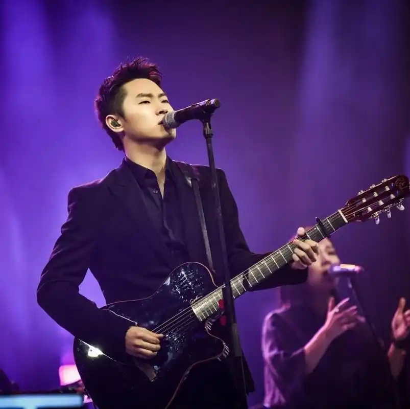 《出现又离开》 《出现又离开》是2012年度《中国好声音》冠军梁博