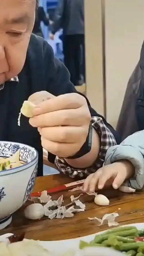 小宝贝吃大蒜,那一脸的"酸爽"表情,真是太可爱了!