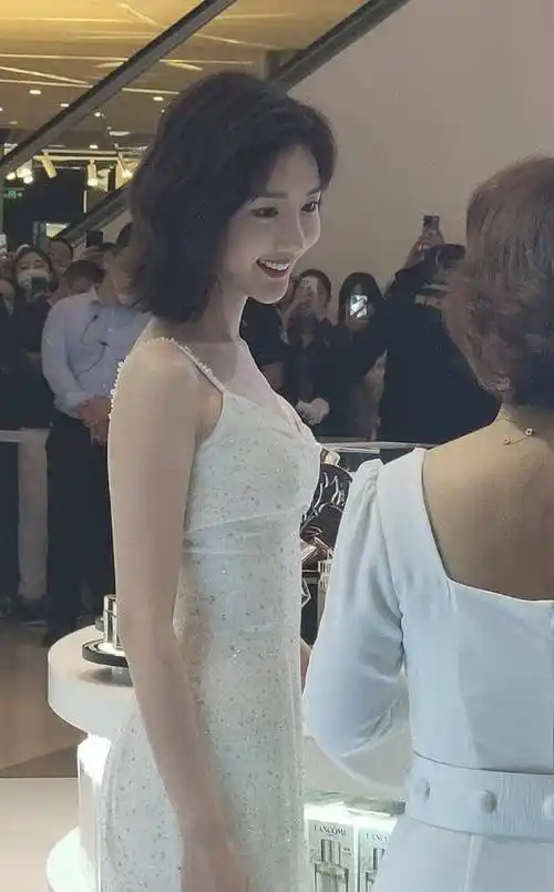 毛晓彤出席活动惹围观,围观粉丝的表情亮了!_网友_气质_风格