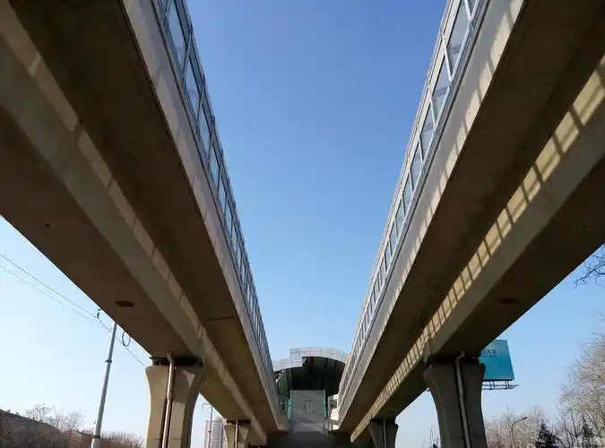 北京首条无人驾驶地铁列车燕房线试跑