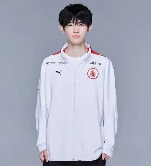 ag超玩会新赛季定妆照出炉一诺真的太帅了爱思的胡须是亮点