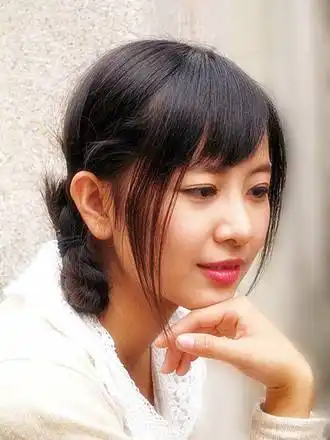 含情脉脉的笑的图片