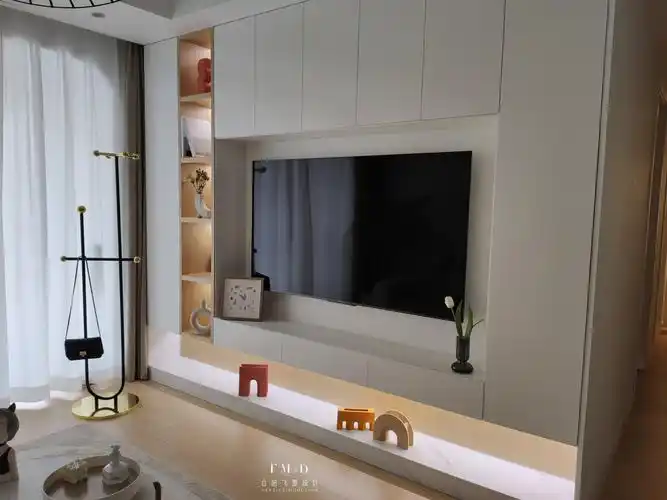 电视光溜溜挂墙上太孤单了特意拼接个2米4高置物柜多出5㎡