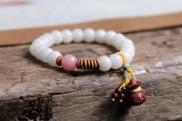 但许多初学者对于如何正确盘玩白玉菩提手串却感到迷茫.