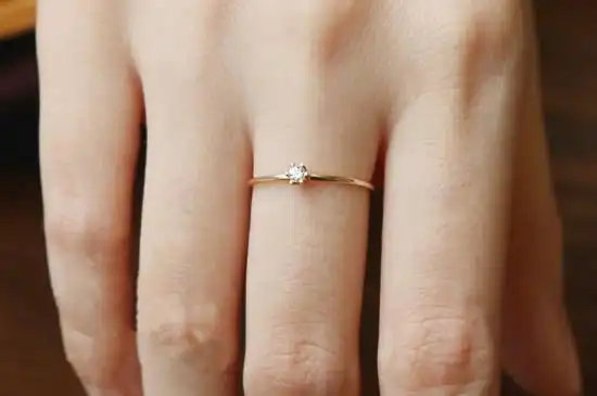 戴在左手中指上表示已经订婚,戴在右手的中指上表示名花有主.