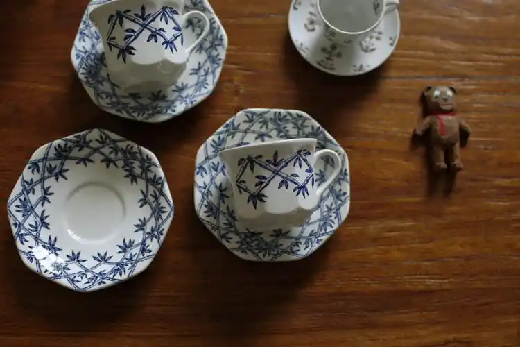 很漂亮的一组陶瓷杯碟