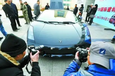 砸兰博基尼游街示众 青岛车主继续抢眼维权