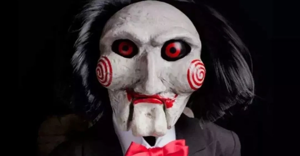 这就是电锯惊魂里面非常经典的台词从《电锯惊魂》我们引申到《暗网》