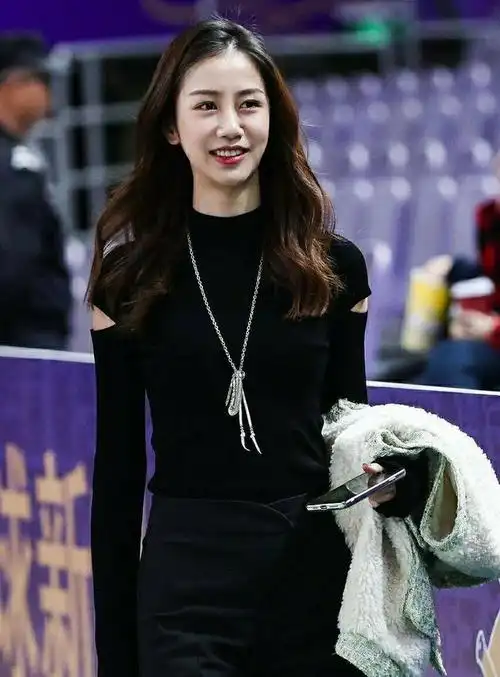 北京青年报记者宋翔今日曝光了北控男篮前锋李根离婚后与前妻王星洋的