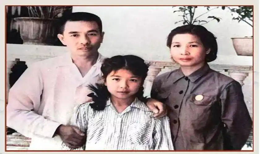 1954年,陶铸与妻子曾志及女儿陶斯亮.