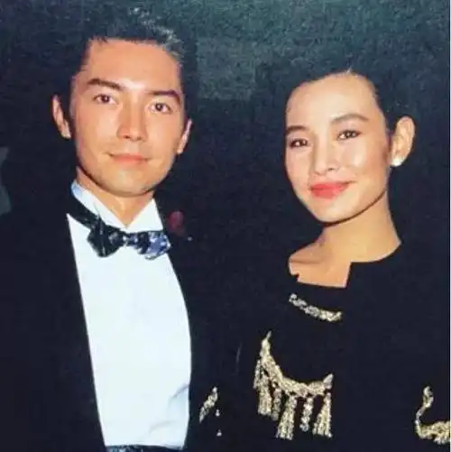 陈冲曾说尊龙是个内心非常非常敏感,隐蔽的人,大抵是尊龙不太善于表达