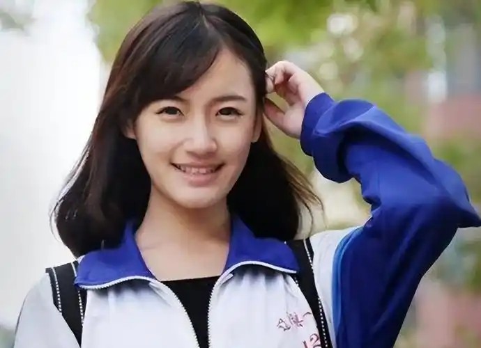 适合学生扎的头发发型(中学生兴起"鲶鱼须"发型,看书挡起半张脸,家长