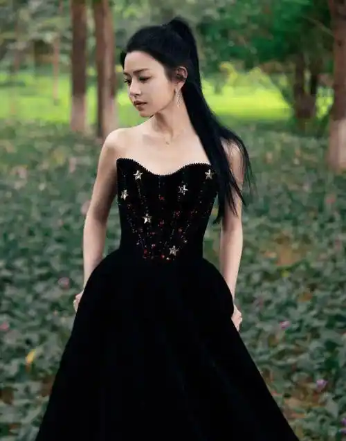 著名女演员陈妍希出席第十八届长春电影节开幕式,其工作室分享了活动