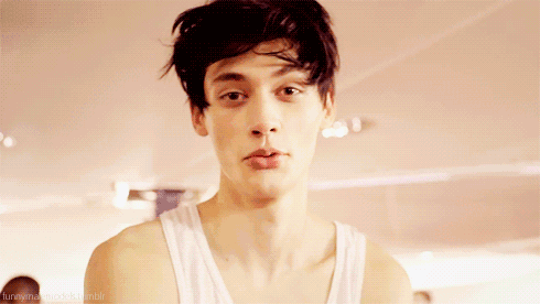 直视害羞帅气可爱gif动图_动态图_表情包下载_soogif