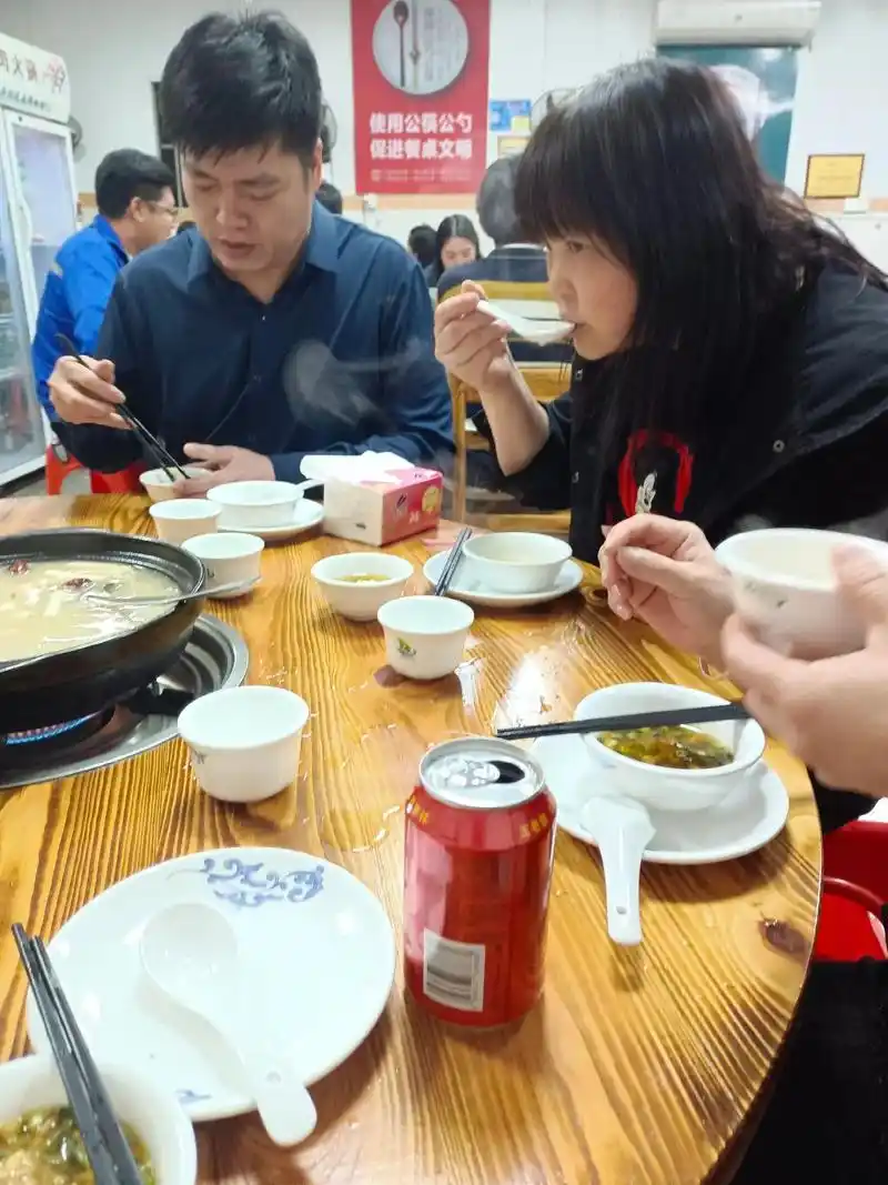 今天是我们的节日,我们厂老板娘请我们吃饭喝酒,第一张照片那两 - 抖