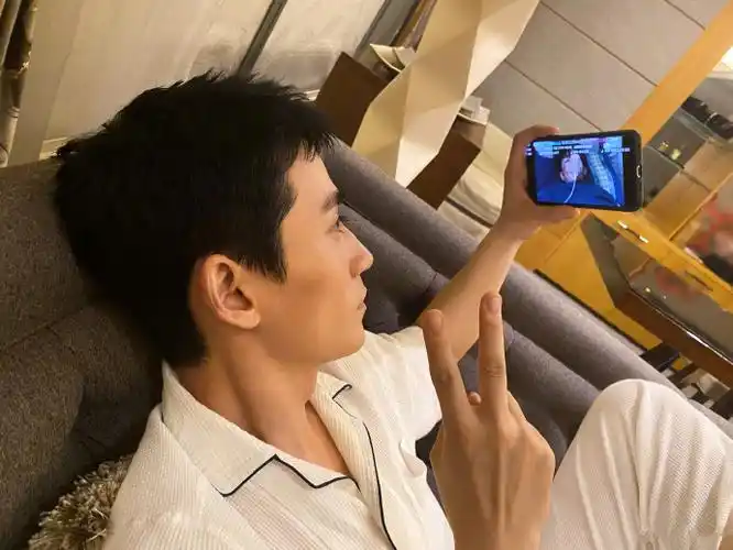 [朱一龙][分享]201118 朱一龙惊喜上线分享日常生活……以及逐渐"消失