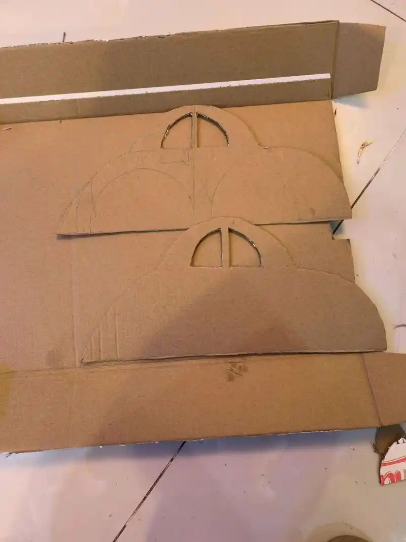 幼儿园手工纸盒小汽车 幼儿园的作业手工小汽车,第一次做,虽然不好看