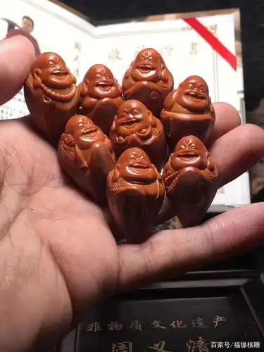 福缘核雕:「周义清」大师本工金奖作品《包衣弥勒》